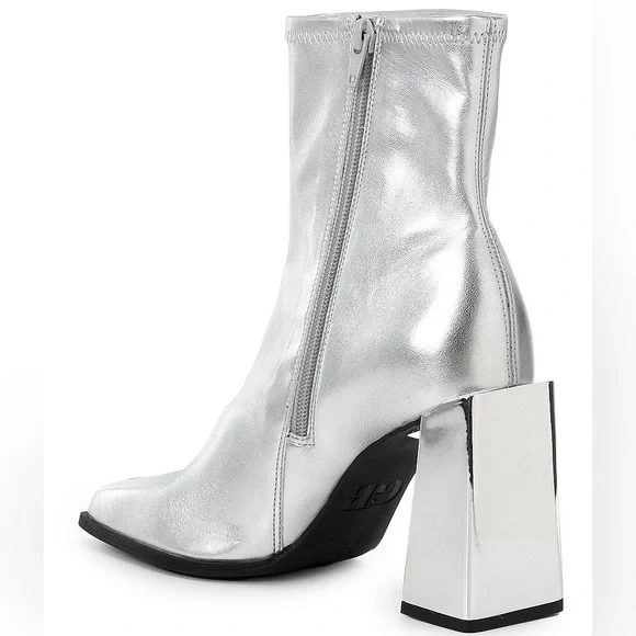 NWOB $120 GB
Border-Line Stretch Silver Metallic Block Heel Booties - Picture 3 of 8